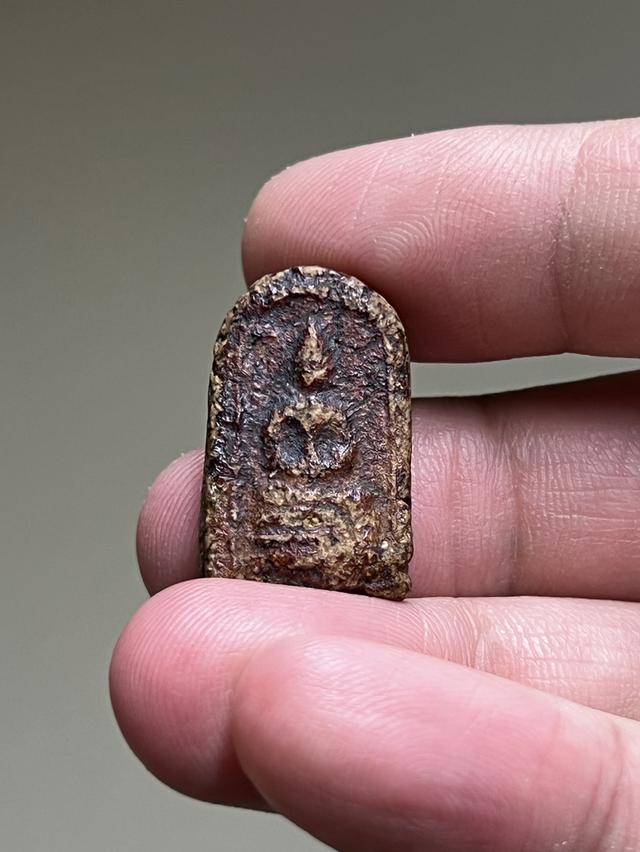 พระเนื้อผงจุ่มรักเก่า