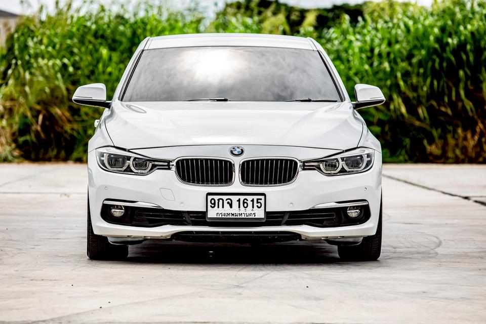 Bmw 320i Luxury ปี 2016 สีขาว สวยสภาพดี