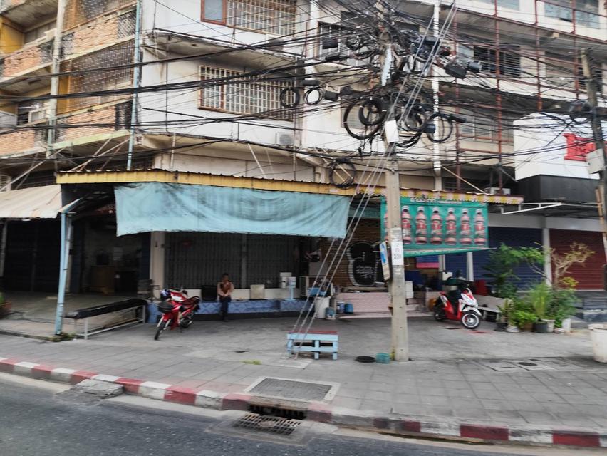 ขายหรือให้เช่าตึกแถว แยกอุดมสุข ไม่มีจอดรถ แต่จอดปั้มใกล้ๆ ติดถนนใหญ่ ใกล้บีทีเอส 12