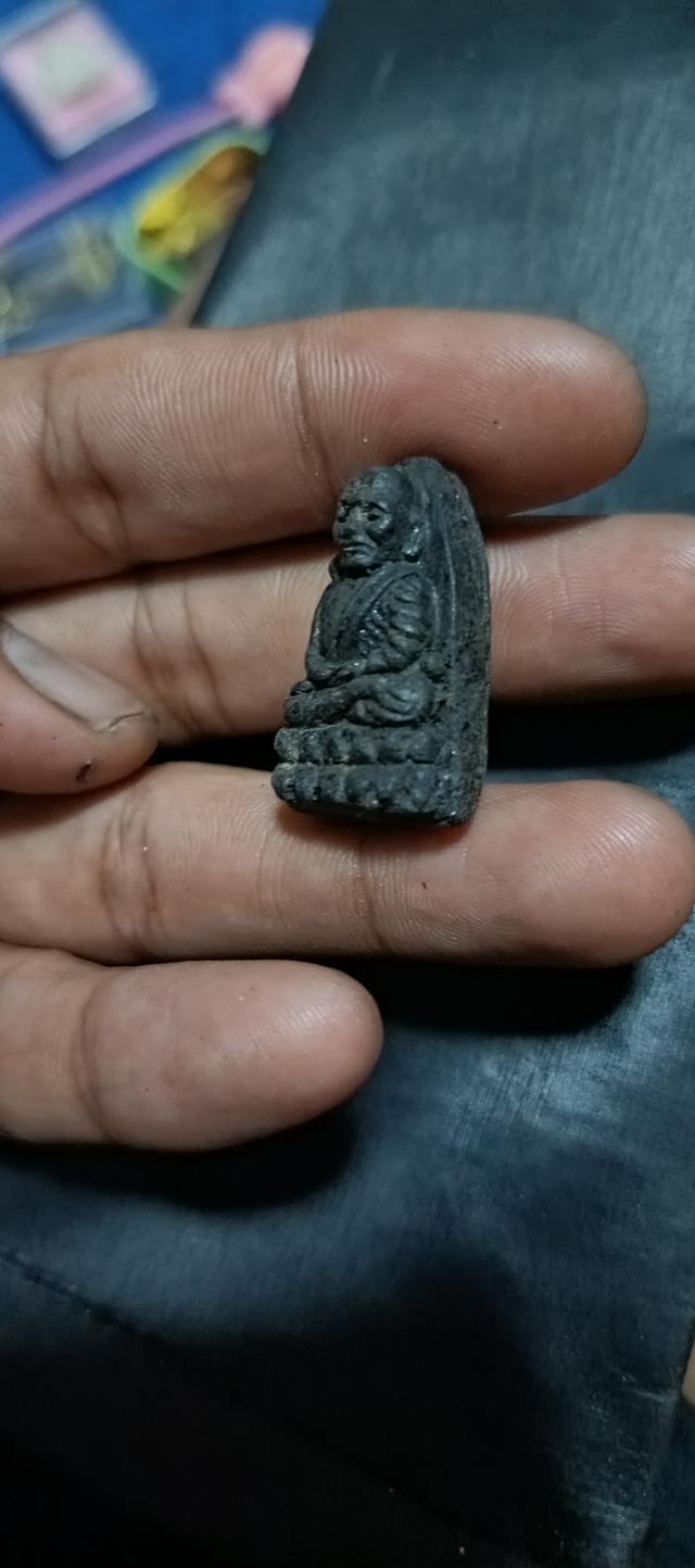 หลวงพ่อทวด วัดช้างให้ ปี 2524 เนื้อว่าน พิมพ์ใหญ่ เนื้อจัด สวยเดิม มีบอล2ลูก.ที่หูด้านซ้ายและหัวเข่าด้านขวา