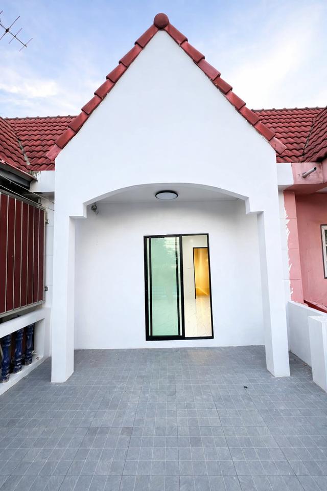 ขายทาวน์เฮ้าส์ 2 ชั้น รีโนเวทใหม่ พร้อมอยู่ ซอยบางปลา 8 บางพลี สมุทรปราการ ราคาถูก 1.99 ล้าน 2