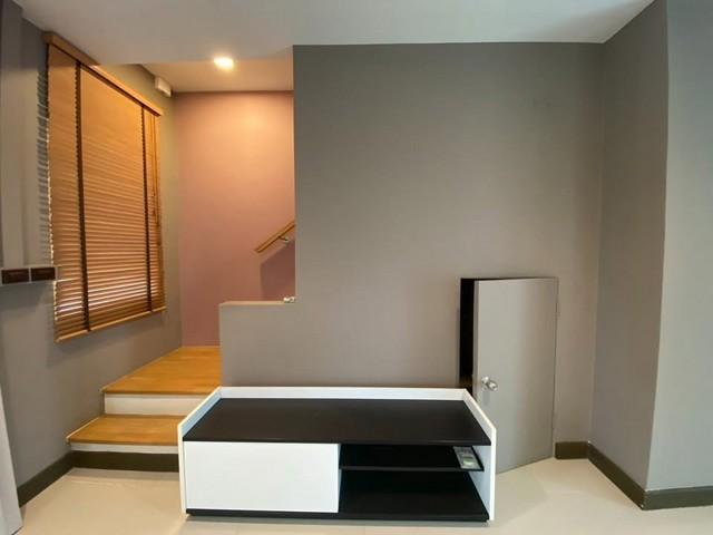 MTR100 ปล่อยเช่าทาวน์โฮมหลังมุม Pet Friendly เลี้ยงสัตว์ได้ บ้านกลางเมือง พระราม 9-มอเตอร์เวย์ มีสวนข้างบ้าน ประตู Windsor เก็บเสียง พร้อมจุดชาร์จ EV 3