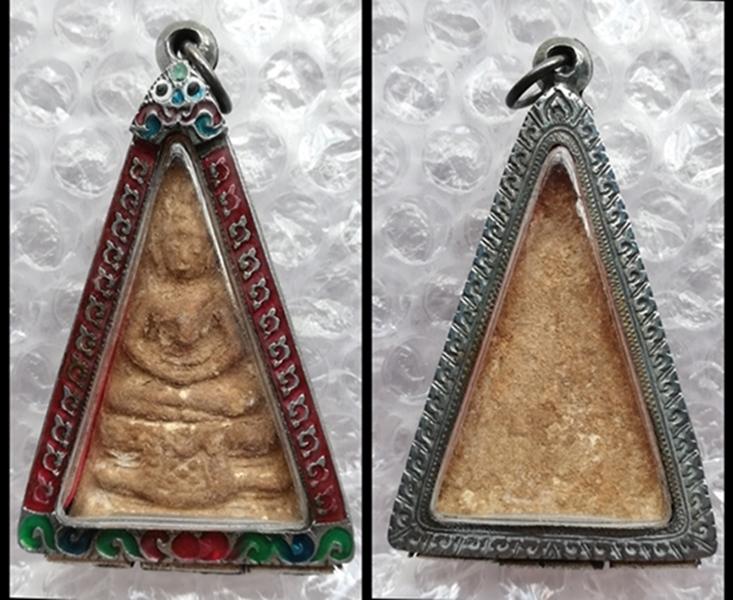 พระผงพิมพ์สามเหลี่ยมใหญ่ กรุวัดสามปลื้ม พ.ศ.๒๔๐๐-๒๔๘๓(เลี่ยมกรอบเงินทรงโบราณแกะลายไทยลงสีสวยงาม)