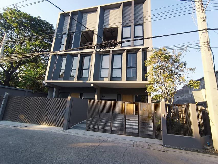 โปรแรงสุด! ทาวน์โฮม 3 ชั้น ใกล้ ม.เกษตร เริ่ม 7.48 ลบ ลด 3 แสน ฟรีแอร์+ครัว 1