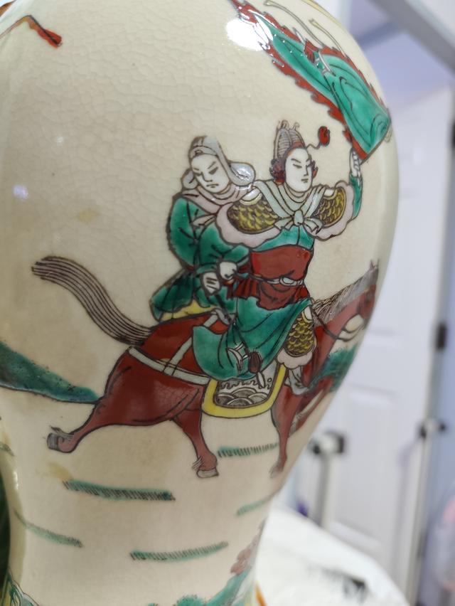แจกันกระเบื้องเคลือบแตกลายงาแบบจีน (Chinese Crackle Glaze Porcelain Vase) ที่ตกแต่งด้วยลวดลาย นักรบโบราณ (Warrior Scene) รูปที่ 9