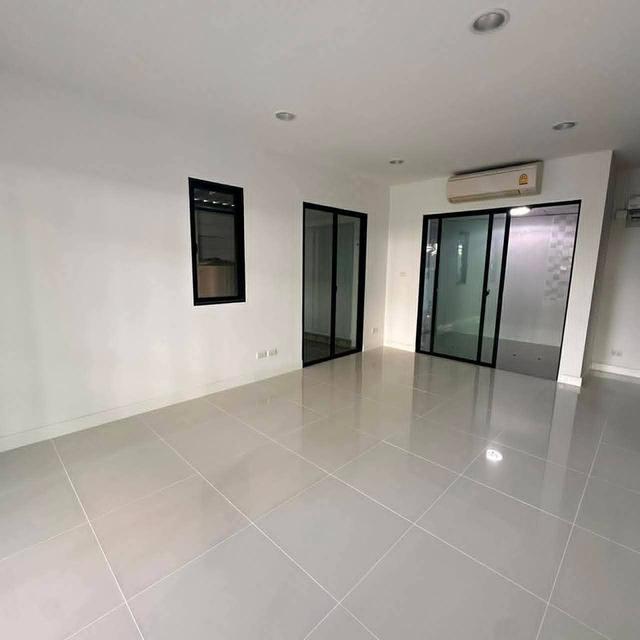 ขายทาวน์โฮม3ชั้นบ้านกลางเมืองนวมินทร์42บึ้งกุ่มกรุงเทพ เนื้อที่ : 33 ตร.ว. ขนาดหลังมุมพร้อมอยู่ บ้านกลางเมือง นวมินทร์42 เขตบึงกุ่ม กรุงเทพน 6