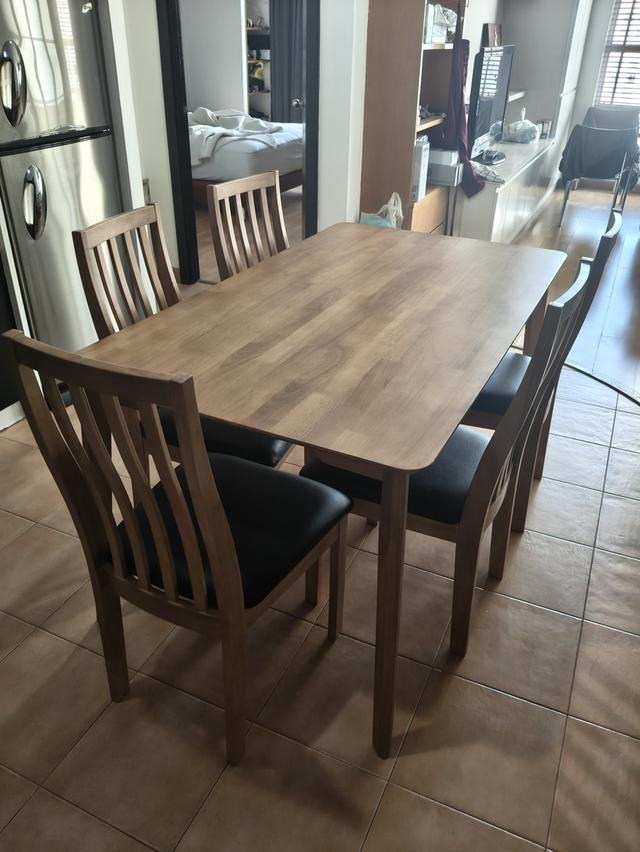 ชุดโต๊ะอาหาร Femmie พร้อมเก้าอี้ 6 ตัว - สีไม้ธรรมชาติ