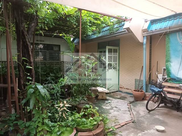 ขายที่ดินแปลงมุม 74 ตารางวาพร้อมสิ่งปลูกสร้างย่านเสรีไทย81 สวนสยามทาวน์เฮ้าส์ชั้นเดียว 2 หลัง มี 2 โฉนดแบ่งขายได้ 42 ตร.ว. และ 32 ตร.ว. 1