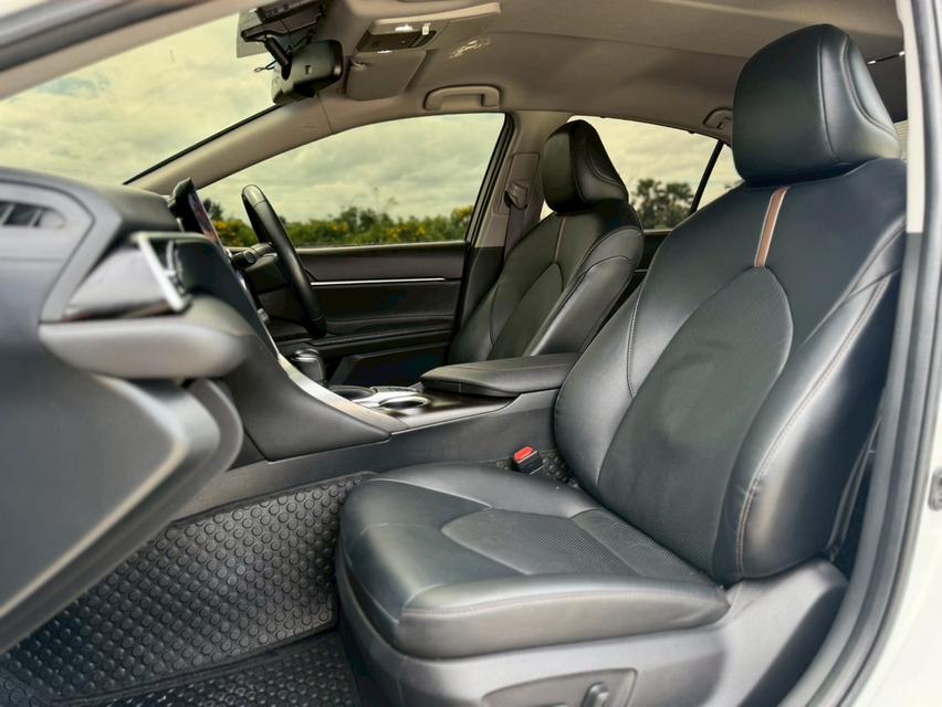 TOYOTA. CAMRY  Sedan 4dr Sport SA 8sp FWD 2.5 (MNC)  Y2022 สีขาว  ออโต้ 20