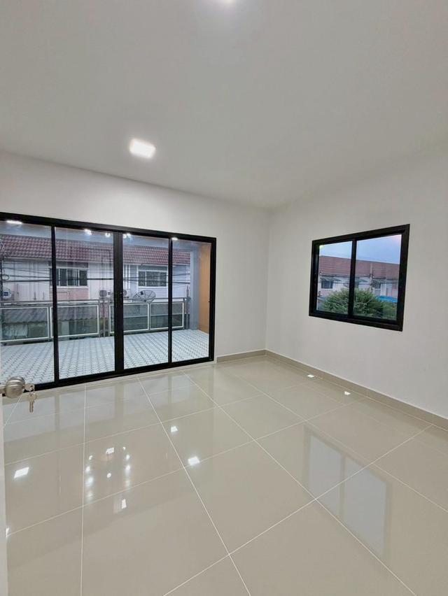 พฤกษา45 ถนนวัดลาดปลาดุกทาวน์เฮ้าส์ 2 ชั้น  หลังมุม ตกแต่งใหม่พร้อมอยู่  มีพื้นที่ข้างบ้าน พร้อมระเบียงด้านหน้า 16