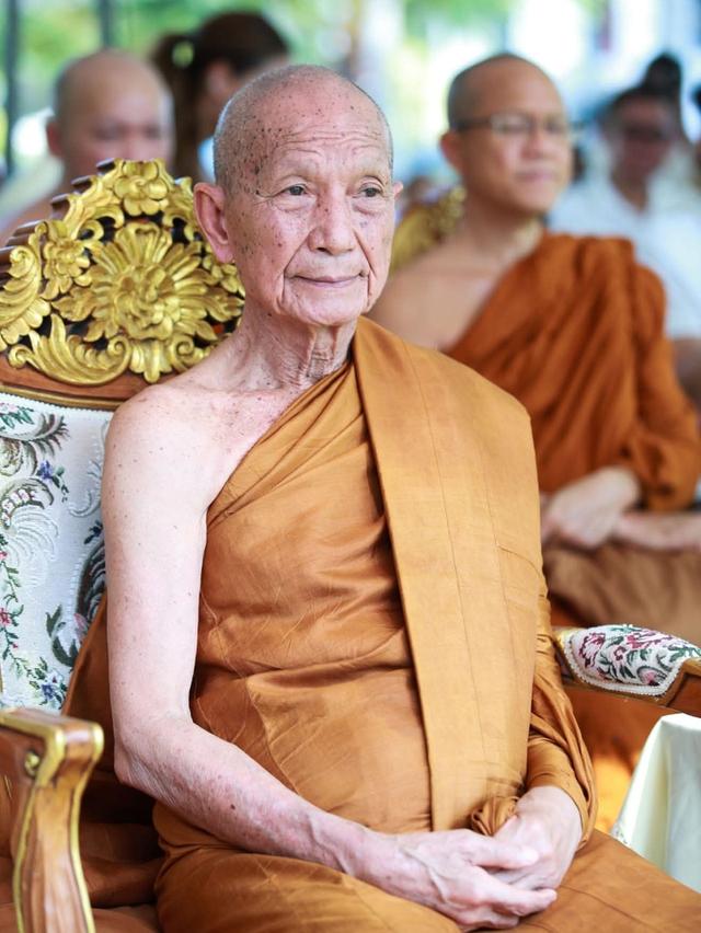 เหรียญ ดีเนาะหลวงปู่แสง ญาณวโร หลวงปู่จื่อ เมตตาอธิษฐานจิต