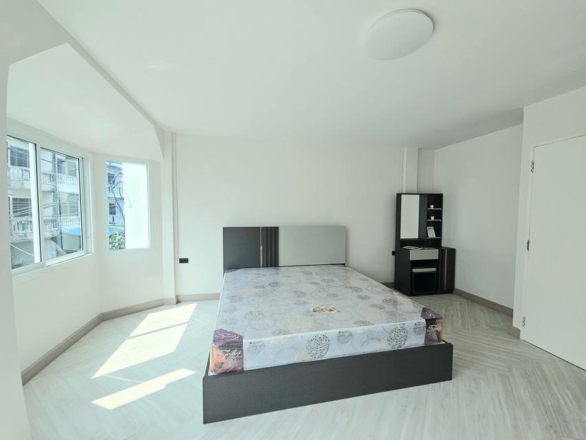 🏡✨ ให้เช่าด่วน! ทาวน์เฮ้าส์ 2 ชั้น รีโนเวทใหม่ทั้งหลัง ใกล้ MRT แยกนนทบุรี 1 เพียง 1 กม. ⚡️ 5