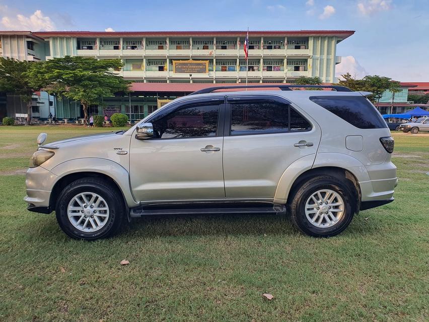 Toyota Fortuner ปี 2010 เครื่องเบนซิน 2.7 Auto 5