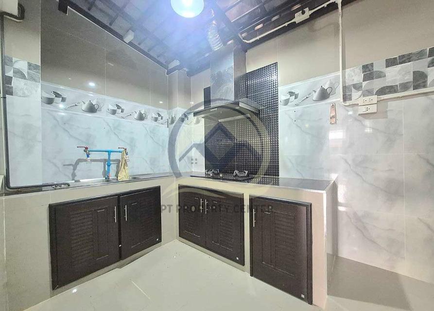 ทาวน์โฮม 2 ชั้น ต่อเติมระเบียง ราคาสุดพิเศษ : โครงการโกลเด้นทาวน์ รามคำแหง-วงแหวน 16