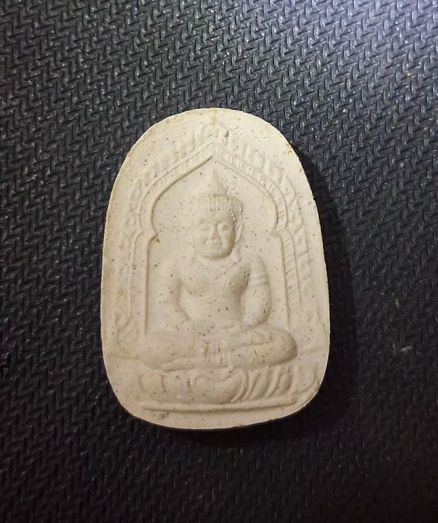 ขุนแผนบายน หลวงปู่หงษ์ พรหมปัญโญ เนื้อผงว่านพุทธคุณ รุ่นสมโภ ชน์พระ ปี 2547 จำนวนสร้าง 1,000 องค์ สภาพสวยเดิมๆครับ น่าบูช าครับ รูปย่อยที่ 2