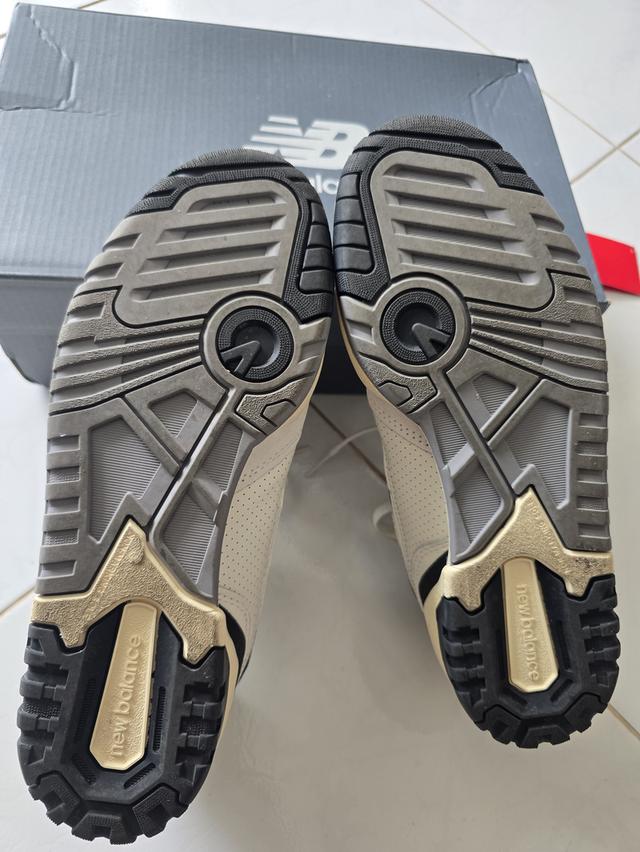 รองเท้า NB 550 สีเทาดำ ไซต์ 245 5