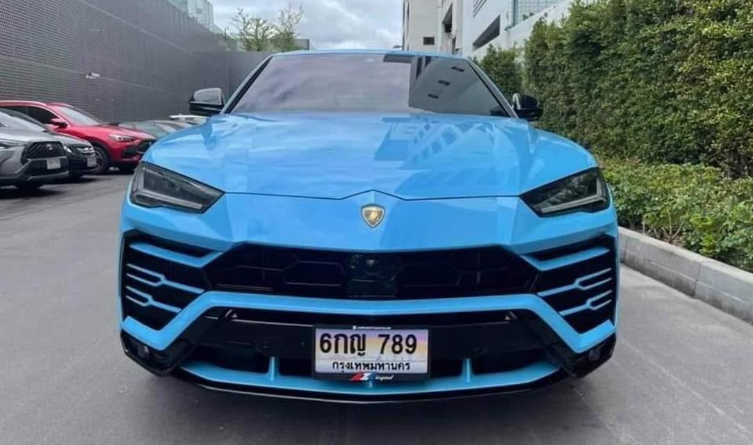 รถ Lamborghini Urus สีฟ้า