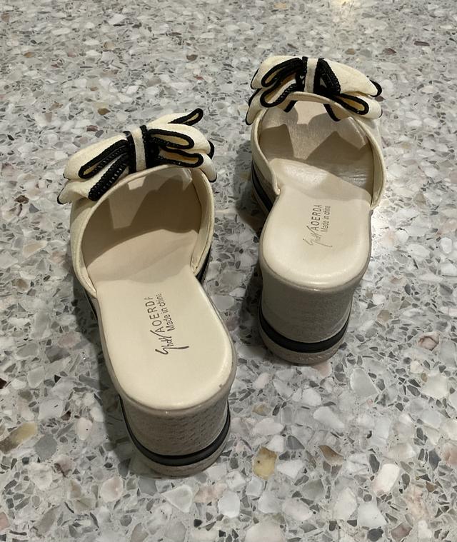 รองเท้ามือ2, รองเท้าส้นตึก รูปที่ 3