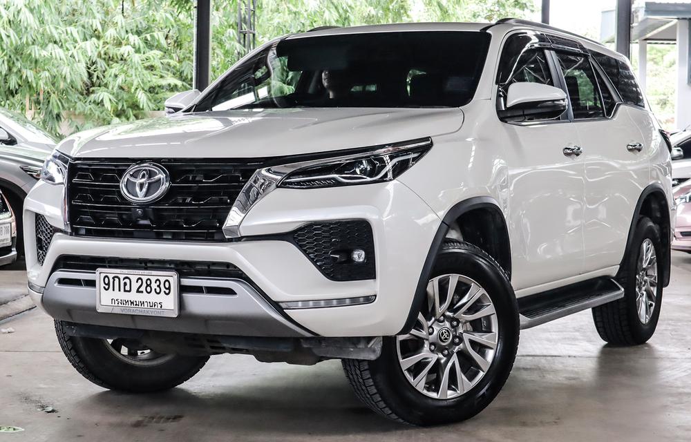 ขาย TOYOTA FORTUNER 2.4 V ปี 2021 ไมล์แท้ 30,000 กม.