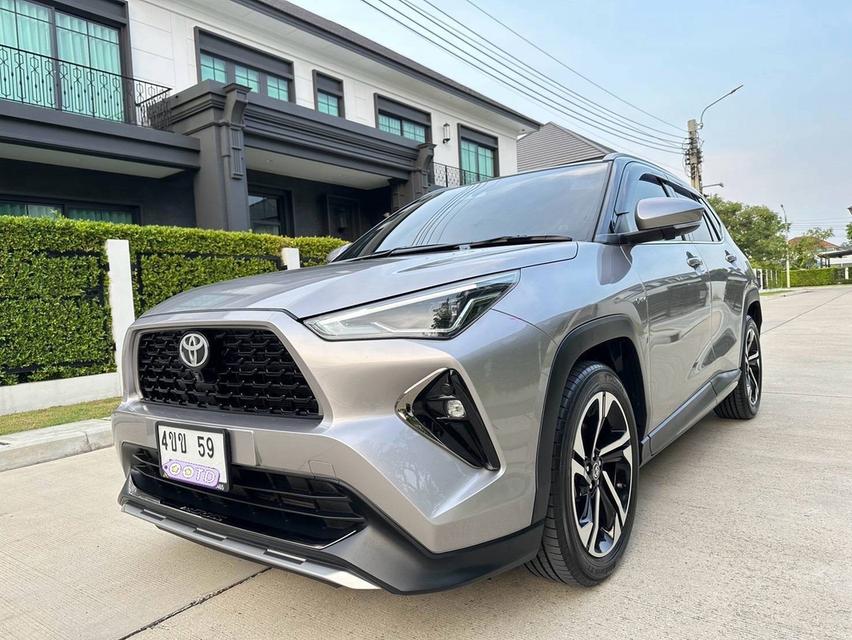 TOYOTA YARIS CROSS HYBRID PREMIER LUXURY หลังคาแก้ว (รุ่น TOP สุดของรุ่น) สีเทา รถปี 2024 รถมือเดียวตั้งแต่ป้ายแดงประวัติศูนย์ TOYOTA ทุกระยะ