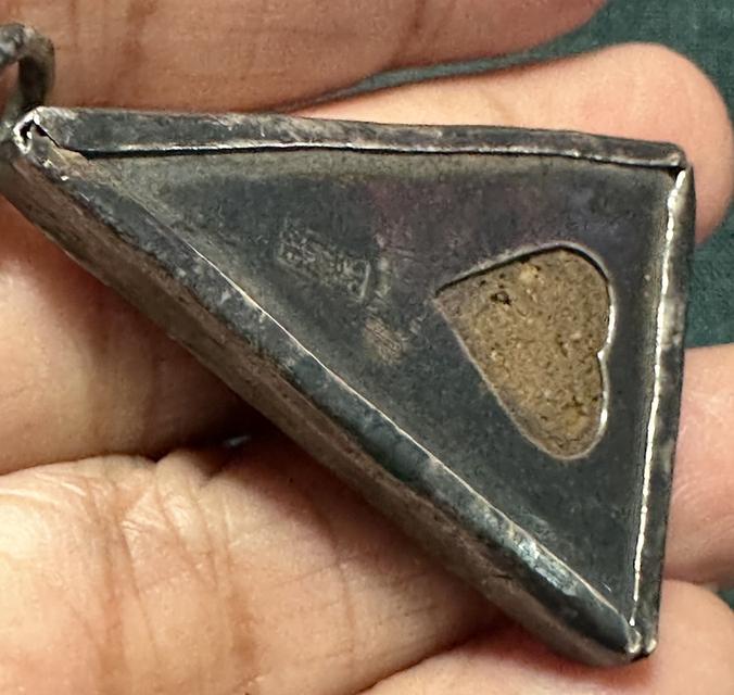 พระนางพญา พิมพ์เข่าโค้ง เลี่ยมเงินโบราณ รูปที่ 9