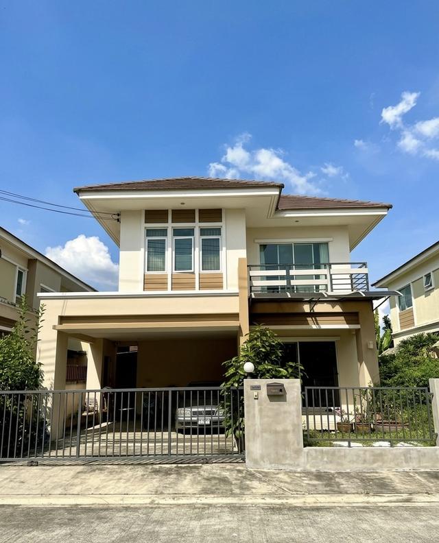 “บ้านเดี่ยว 53.2 ตร.ว. ทำเลหายาก หลังต้นซอย ใกล้ รปภ. ติดถนนหทัยราษฎร์ พร้อมกล้องวงจรปิด 6 ตัว ราคาเพียง 4.79 ล้าน ต่อรองได้” 2