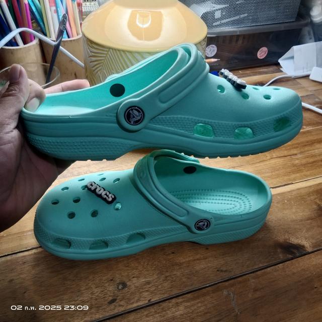 รองเท้า CROCS มือ2 แท้ 100% สีเขียวอ่อน ขนาด M6 หรือ เบอร์ 39 ยาว24-24.5ซม. สภาพเกิน80% ราคา359฿ ค่าส่ง39฿ สอบถามข้อมูลเพิ่มเติม Line : @992pqeqo 2