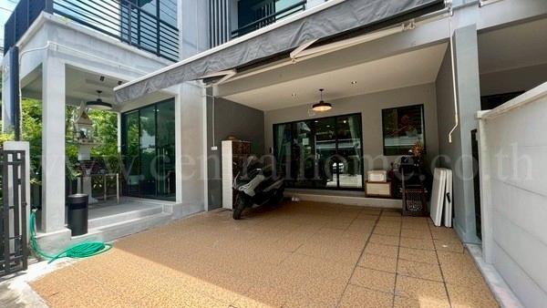 ทาวน์โฮม 3 ชั้น บ้านกลางเมือง รัตนาธิเบศร์ หลังมุม ราคาถูก