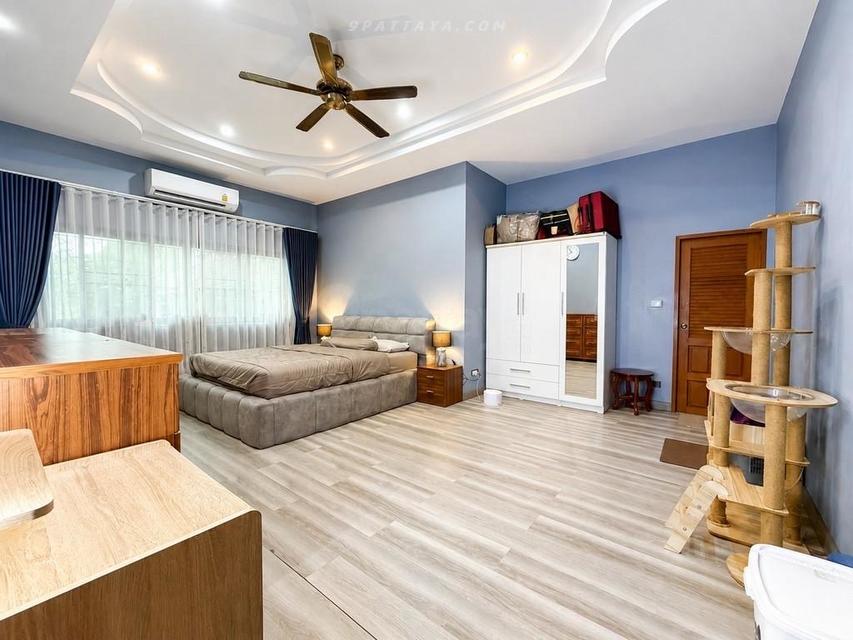 Urgent Sale — Detached House with Large Land in Huai Yai, PattayaDetached house with large land plot for urgent sale in Huai Yai. 10