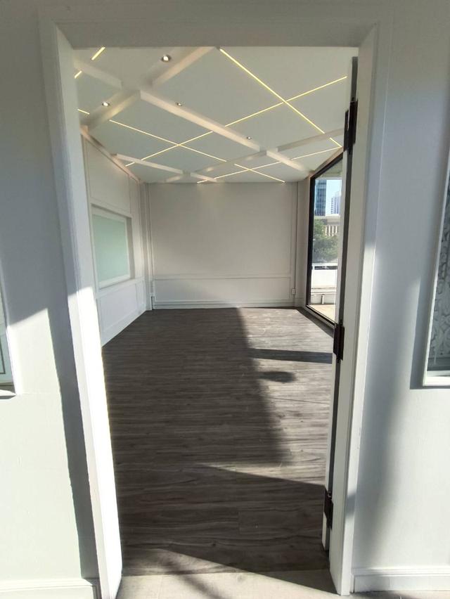For Rent 4-fl. Office Building ( include rooftop) in Soi Convent , Silom 10