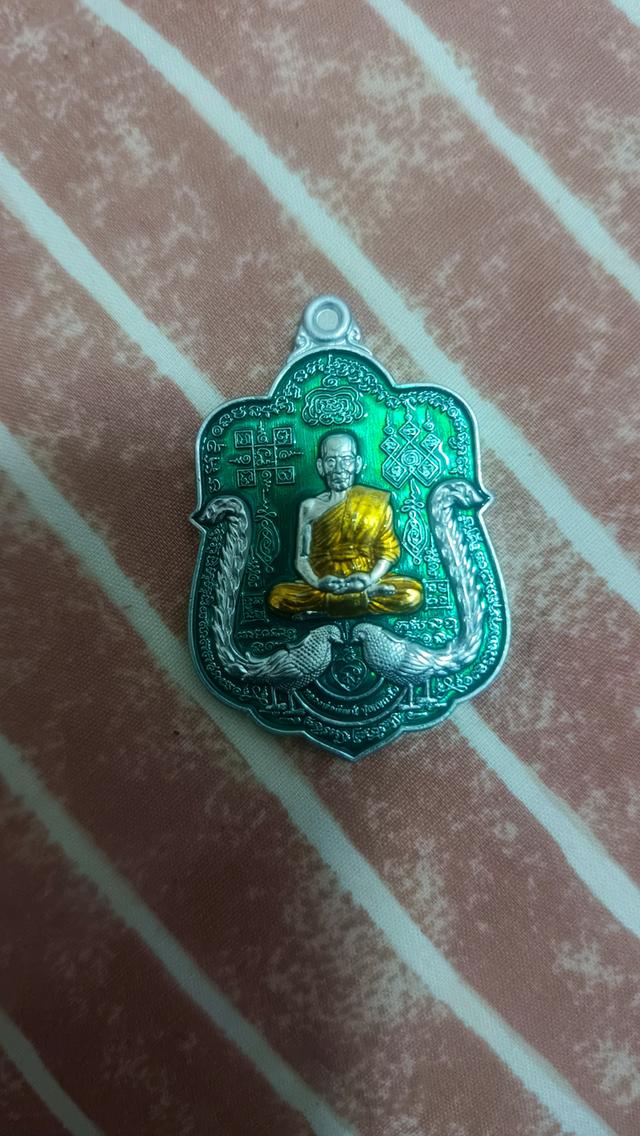 เหรียญรุ่น รวย ๙ หน้า หลวงพ่อพัฒน์ วัดห้วยด้วน (เนื้ออัลปาก้า ลงยาเขียว จีวรเหลือง) พร้อมกล่องเดิมแท้จากวัด