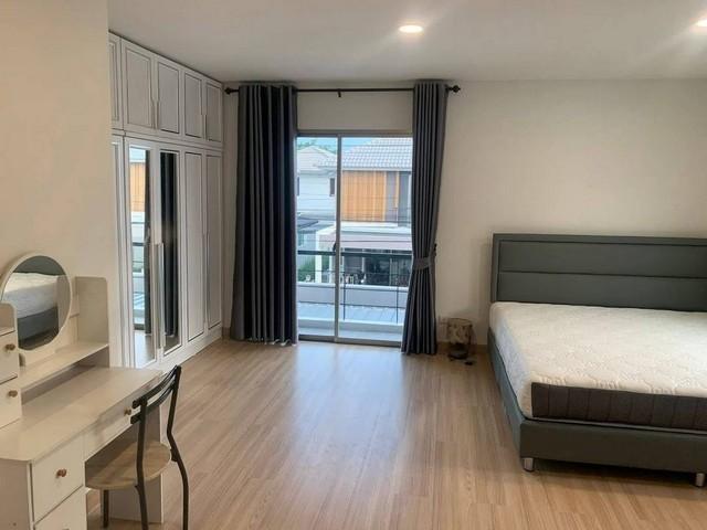 ให้เช่าบ้านพานทองชลบุรี ให้เช่าบ้าน 2 ชั้น มบ.แฟมมิลี่ซิตี้-พานทอง บ้านแฝดสไตล์เดี่ยว 2 ชั้น พื้นที่ 38.5 ตรว. 3 ห้องนอน 5