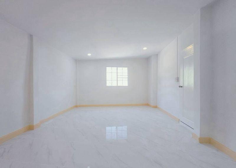 หมู่บ้านบัวทองธานีพาร์ค  (ตรงข้ามสมบัติบุรี) นนทบุรีทาวน์เฮาส์ 2 ชั้น หลังมุมใน  มีพื้นที่ระเบียงนั่งพักผ่อนหรือจัดสวนเล็กๆ ได้ ตกแต่งใหม่พร้อมอยู่ 14