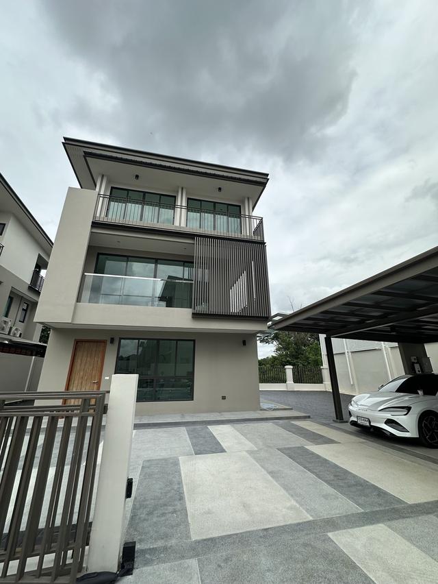 บ้านเดี่ยวหรู 3 ชั้น ใหม่เอี่ยม 1