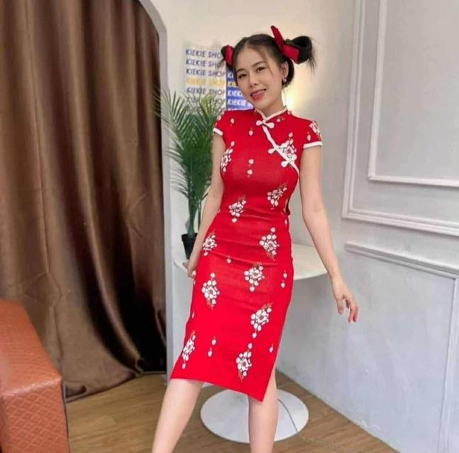 ￼🌈SpinnyHouse🌈เดรสคอจีน ทรงรัดรูป 🥭 ช่วงอกแต้งเว้า  ผ้าไหมพรมหนานุ่ม  รุ่น ตรุษจีนมัดหมี่ มัดหมี่ดอกเล็ก