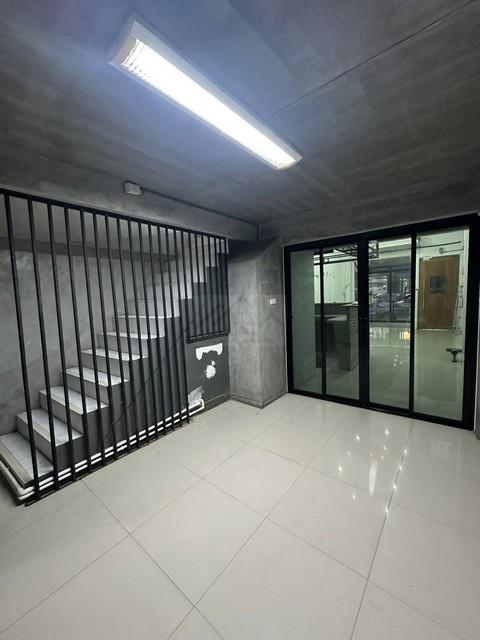 ให้เช่าอาคารพาณิชย์ 4.5 ชั้น 380 ตรม. ติดถนนใหญ่รัชดาภิเษก แยกรัชดา ลาดพร้าว ติด MRT ลาดพร้าว 4