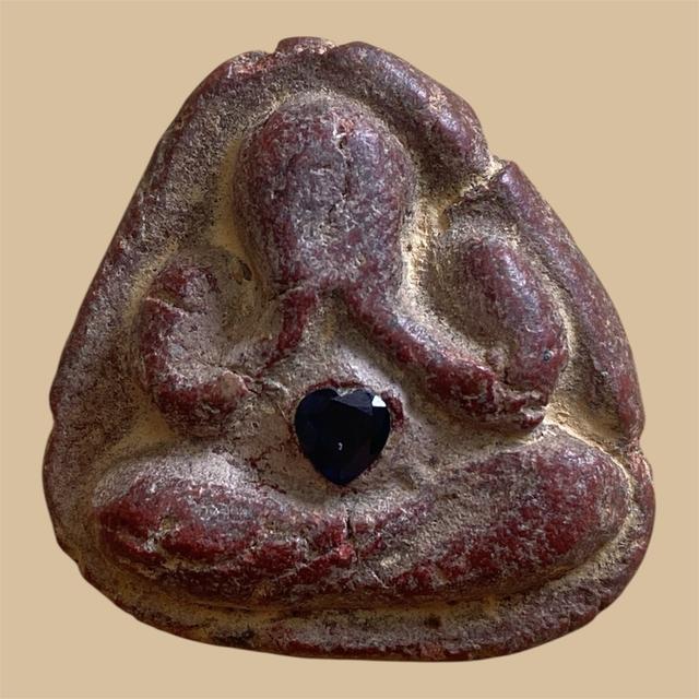 พระปิดตาหลวงปู่ทิม เนื้อว่านสบู่เลือด มีพลอย ข้างหลังมียันต์