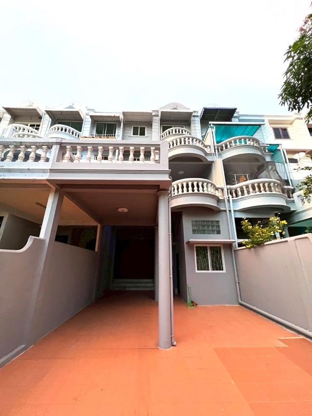 Storey Townhome for Rent in the Heart of Thonglor — Ideal for Living or Home Office | Near BTS Ekkamai | THB 80,000 per Month 1