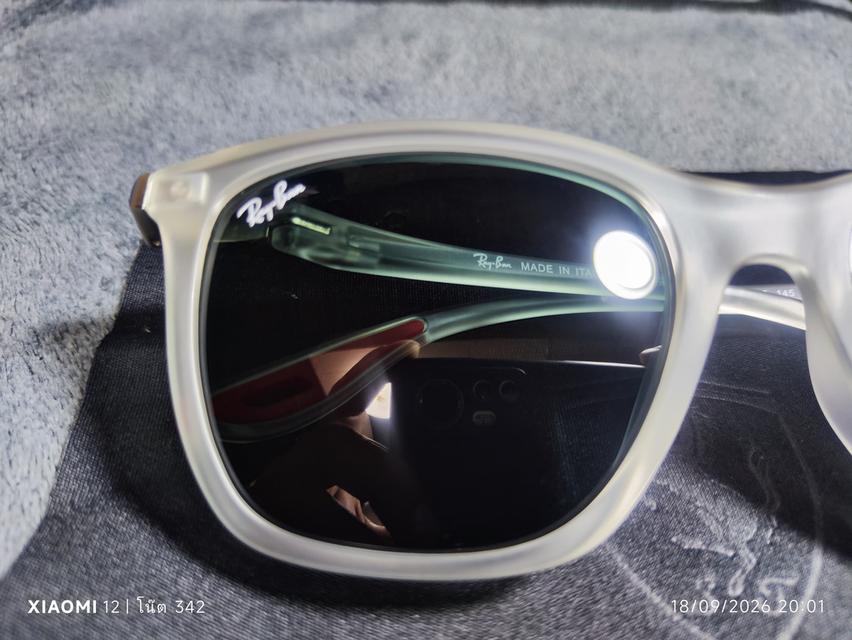 แว่นกันแดด RayBan RB4433M Scuderia Ferrari Collection F625/6G 54-20 145 3N โดดเด่นด้วยกรอบสีขาวขัดเงา ตัดกับปลายขาแว่นสีแดง อ่านรายละเอียดก่อน รูปย่อยที่ 3