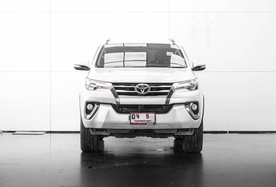 2015 TOYOTA FORTUNER 2.7 V 2WD SUV สีขาว เครื่องยนต์เบนซิน เลขไมล์ 102204 กม.