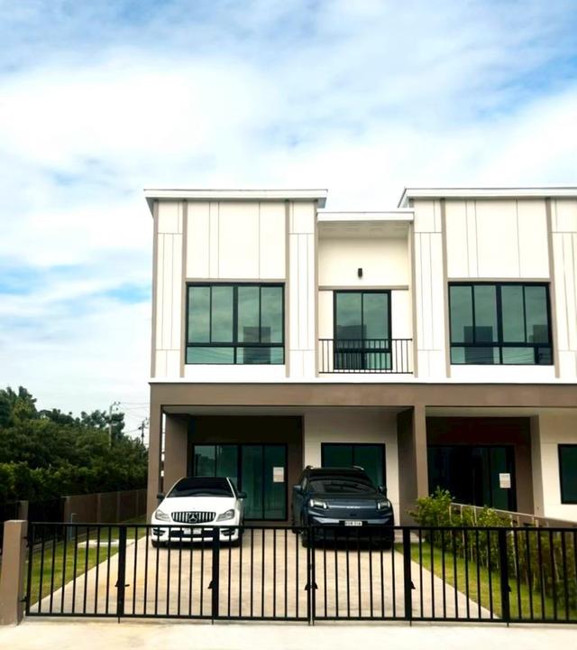 🏡 ขายทาวน์โฮมใหม่ เนื้อที่ 35 ตร.ว. หายาก! ซอยเฉลิมพระเกียรติ ร.9 28 ใกล้ ม.ราม 2  ✨ จุดเด่น: - 3 ห้องนอน 4 ห้องน้ำ (บน 3 + ล่าง 1) - เนื้อที่ 35 ตร. 1