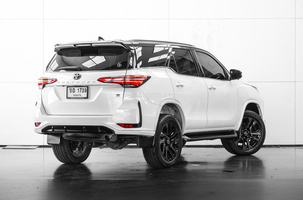2022 TOYOTA FORTUNER 2.8 GR SPORT BLACK TOP 4WD SUV สีขาว-ดำ เลขไมล์ 27929 กม. 4