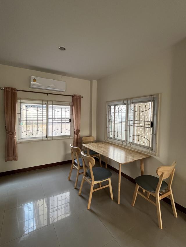 บ้านเดี่ยว 2 ชั้น 35 ตรารางวา 3 ห้องนอน 2 ห้องน้ำ ห้องเคาเตอร์ครัว โต๊ะกินข้าว โซฟา แอร์ เหล็กดัดและมุ้งลวด หมู่บ้านติดถนนแพรกษา หน้าหมู่บ้านมีเซ่เว่น 5