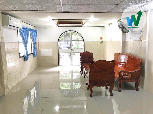 หมู่บ้านดอนเมืองวิลล่า ขายบ้านหลังมุม สภาพดีมาก 17 ตร.ว. 4 ห้องนอน 2 ห้องน้ำ 4 แอร์ ใกล้โรบินสันศรีสมาน 4