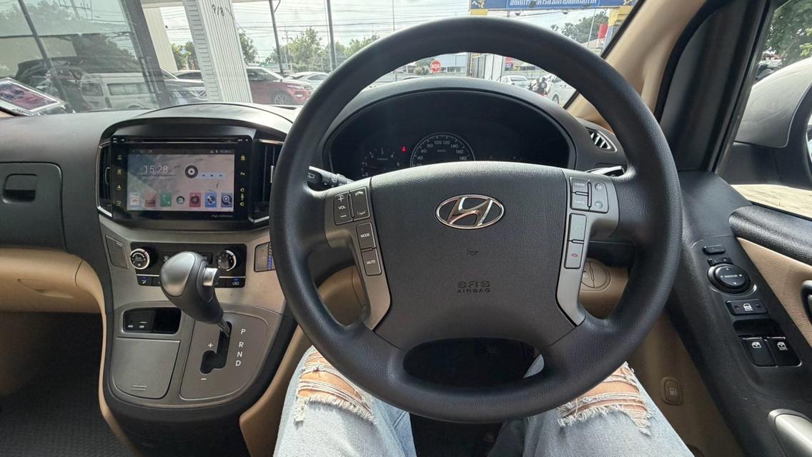 2019 HYUNDAI H1 TOURING สีเทา เลขไมล์ 184,XXX KM    เครื่องดีเชลล้วน เซอร์วิสศูนย์ ทุกระยะ ชัดเจนสุด บันไดไฟฟ้า  จอแอนดรอย โฉมใหม่แล้ว รถสวย เดิม รูปที่ 3