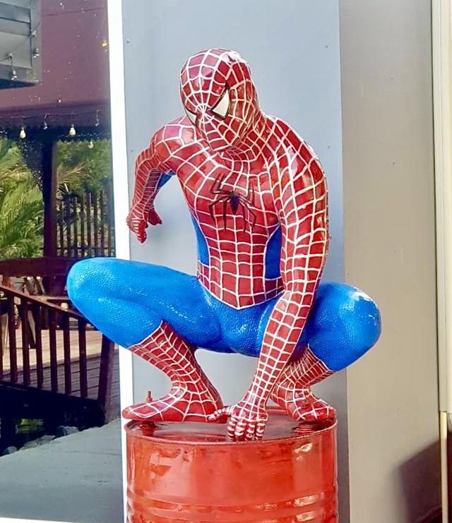 หุ่นฮีโร่สไปเดอร์แมน หุ่นสไปเดอร์แมนไฟเบอร์กลาส ท่านั่ง มือหนึ่ง เท่าคนจริง