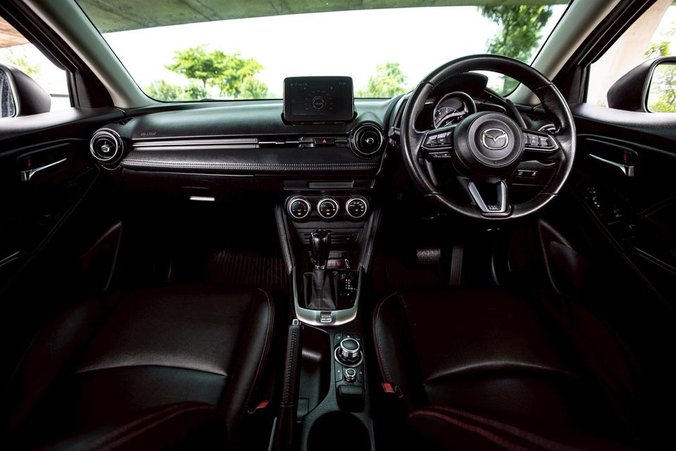 Mazda2 1.3 High Connect Skyactiv Sedan ปี 2018 สีขาวมุก 13