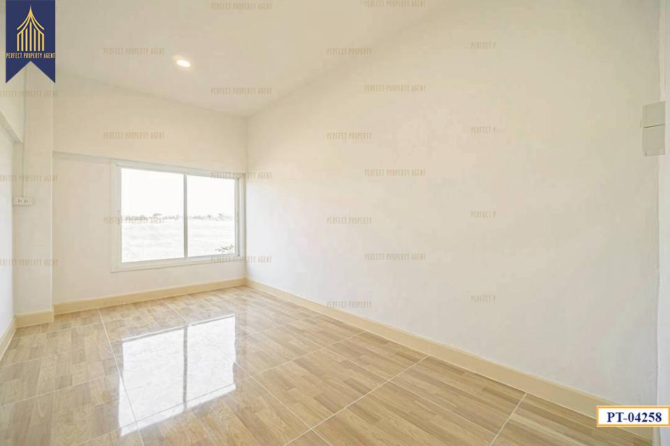 ขาย ทาวน์เฮ้าส์ สุชา บางบัวทอง ตกแต่งใหม่ มีเทอเรซ พร้อมอยู่ ฟรีโอน 9