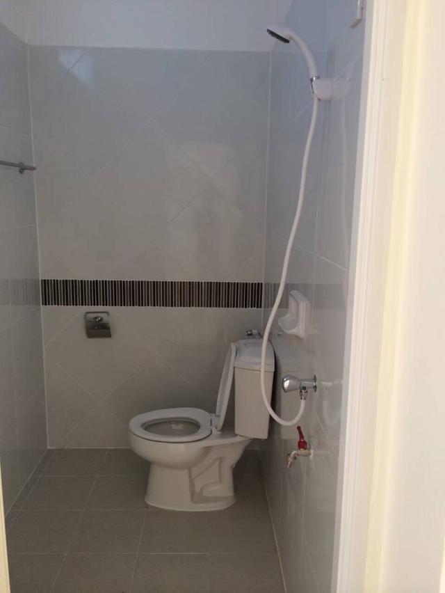 ตึกที่อุบล ขายอาคารพาณิชย์สามชั้น 1 คูหา  ห้องหัวมุม แยกหนองตาโพน  อ.เมือง จ.อุบล 23 ตรว.  ขายราคา​ 4.75 ล้านบาท รวมค่าโอนแล้ว สนใจติดต่อ 085-1210072 2