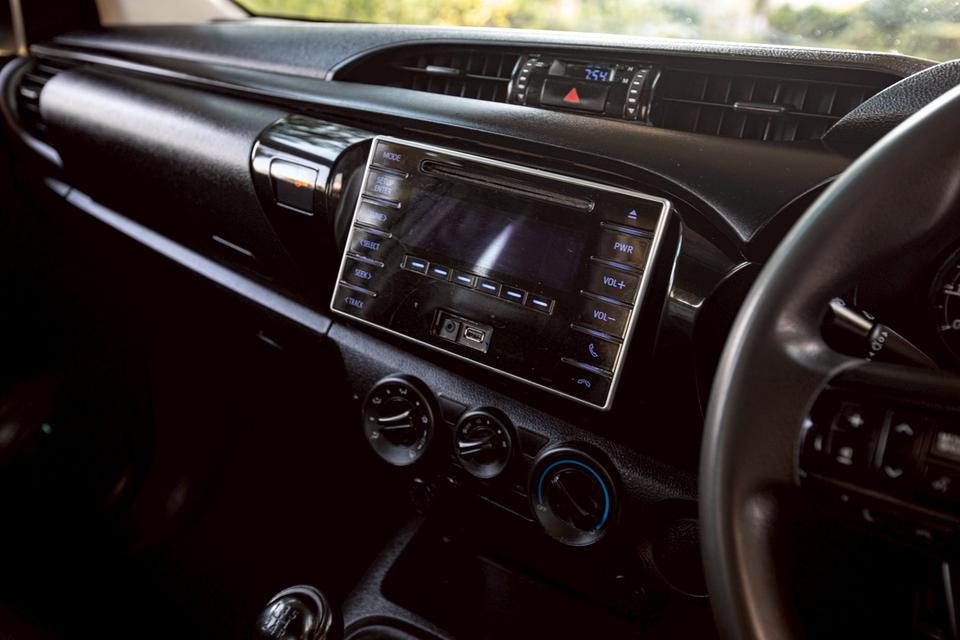 Toyota Revo 2.8J Plus Standard Cab ปี 2018 สีขาว เกียร์ธรรมดา กระจกไฟฟ้า 15